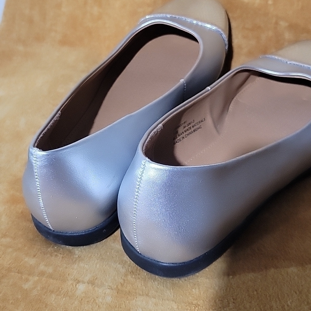 Comfortview Flats in Silver - Picture 5 of 7
